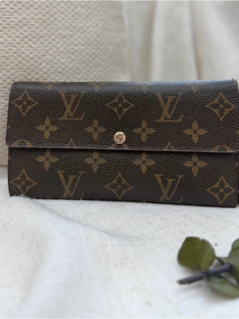 Louis Vuitton Monogram Sarah Wallet in Dark Brown & Tan comes with Dustbag/ COA